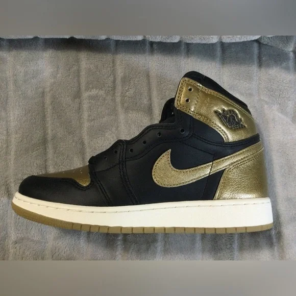 Nike Air Jordan 1 Retro High OG Black/Metallic Gold Size 6Y - Picture 12 of 15